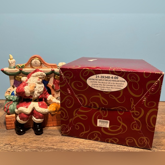 San Francisco Music Box Co The Holly and the Ivy Santa Cats Fireplace  393484 - Picture 6 of 8